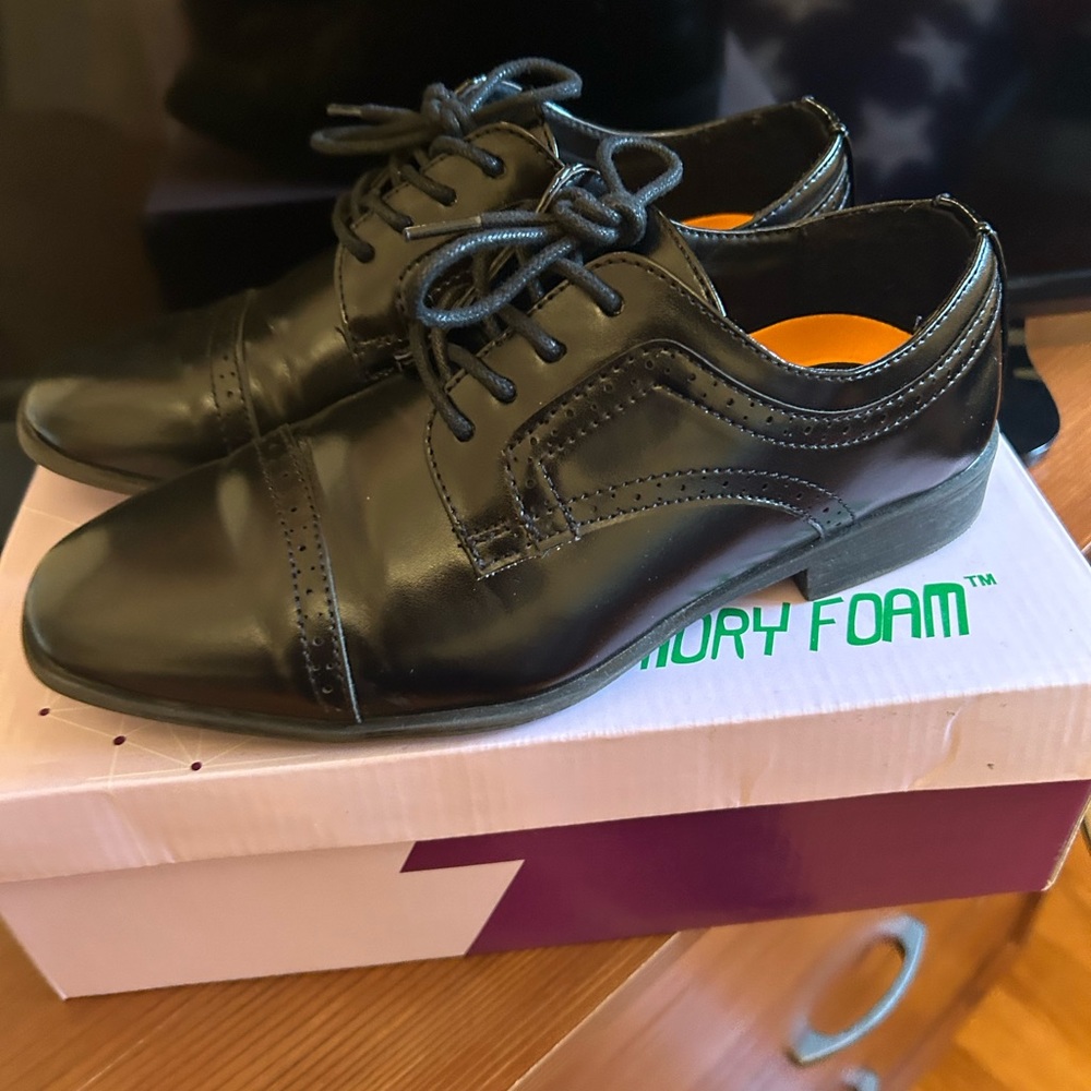 Boys dress shoes ( worn once) size 5